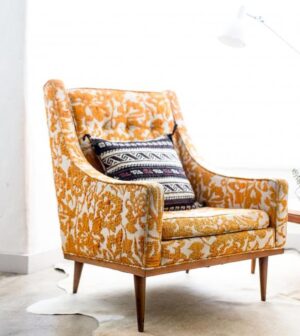 Fauteuil à motifs moutarde